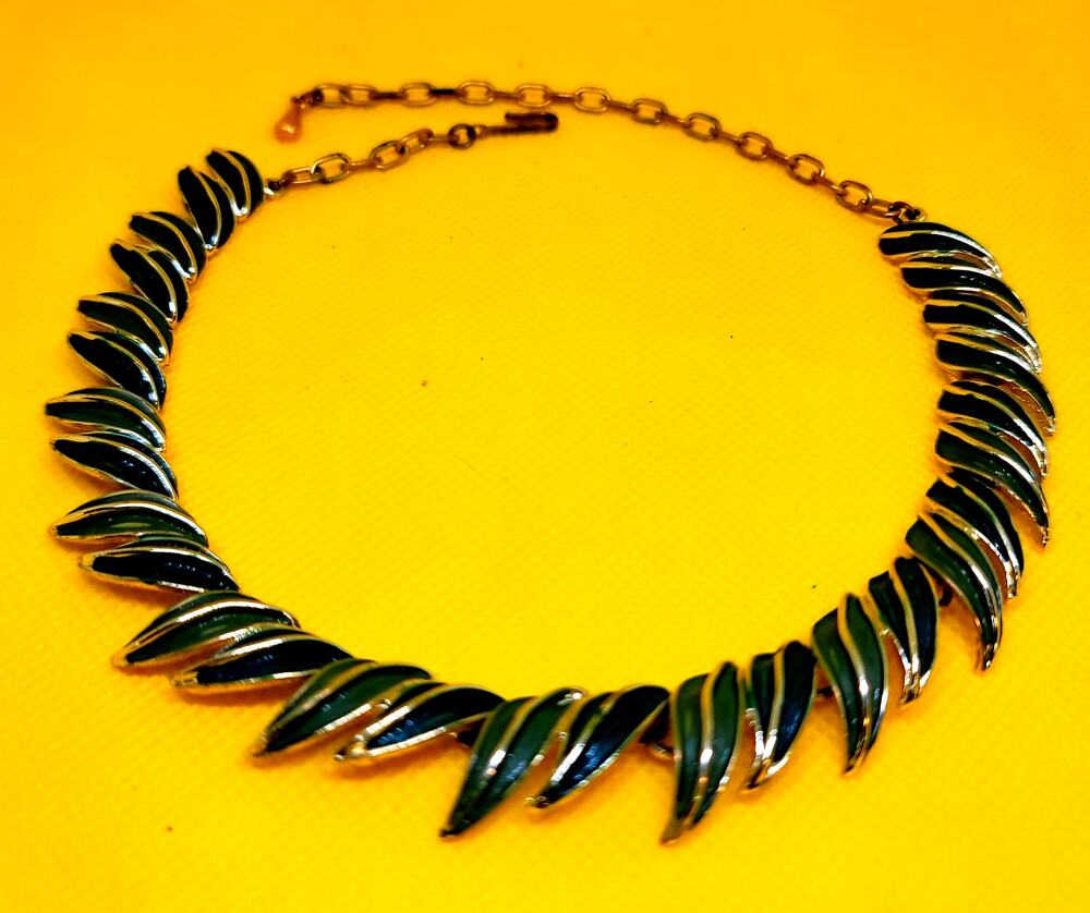 Karu Arke VNTG Enamel Green Leaf Necklace Chevron Like Choker Style Mid Century